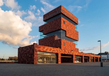 Antwerp, Belçika - 2 Temmuz 2019: Modern müze aan de Stroom. Bir izleme platformu ile müze kompleksi 