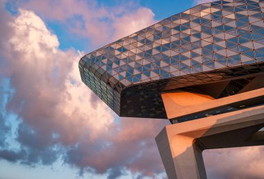 Antwerp, Belçika - 2 Temmuz 2019: gündoğumunda arkaplanda bulutlar olan Havenhuis manzarası. Antwerp limanının merkezi..