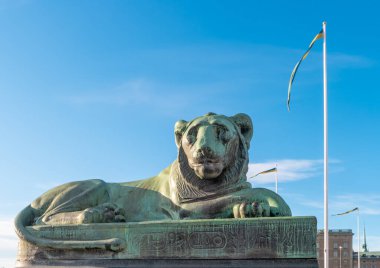 Norrbro köprüsünde bir aslan heykeli. Stockholm, İsveç.