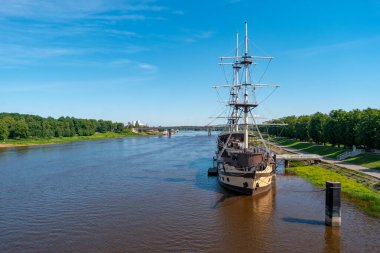 Veliky Novgorod, Rusya - 17 Haziran 2019: Volkhov nehri ve fırkateyn üzerindeki Alexander Nevsky Köprüsü