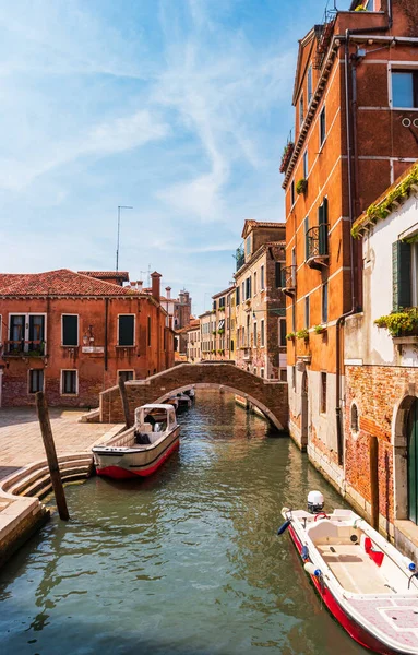 Venezia Italia Stretto Canale Con Edifici Residenziali Del Quartiere Veneziano — Foto Stock