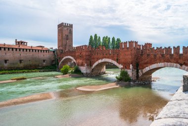 Verona 'daki Castelvecchio Kalesi ile Adige Nehri üzerindeki Saliger Köprüsü. Veneto, Kuzey İtalya.