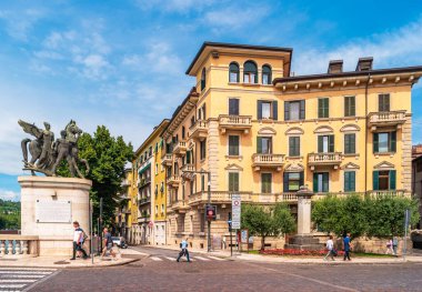 Verona, İtalya - 15 Temmuz 2019: Zafer Köprüsü 'nde renkli evler ve heykeller bulunan Verona şehri (Ponte della Vittoria).