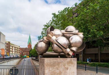 Bremen, Almanya- 28 Haziran 2019, Martinistrabe caddesine rüzgar tarafından yönetilen kinetik heykel. Yol manzarası ve St. Martin Kilisesi Kulesi.