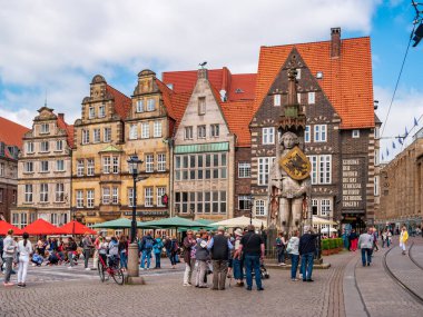 Bremen, Almanya... 28 Haziran 2019 'da Roland heykelinin yanında bir sürü turistle pazar meydanı..