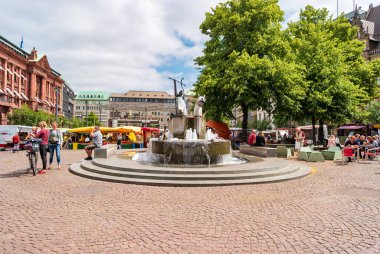Bremen, Almanya - 28 Haziran 2019: Neptün Çeşmesi (Neptunbrunnen) Domshof Meydanı yakınlarındaki gıda pazarı.