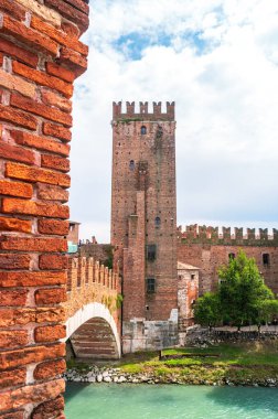 Castelvecchio Kalesi ve Verona 'daki Adige nehri üzerindeki Scaliger Köprüsü' nün bir kısmı. Veneto, Kuzey İtalya.