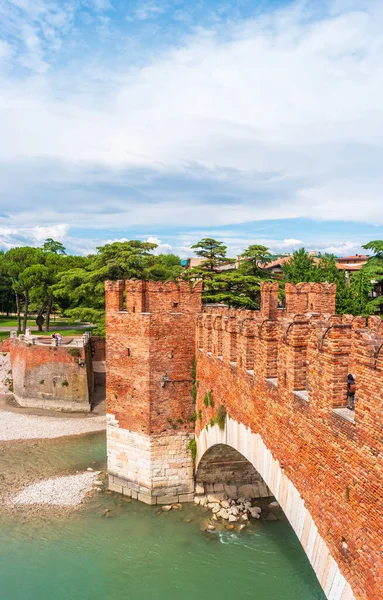 Pohled Most Přes Řeku Adige Zeleným Parkem Veroně Veneto Severní — Stock fotografie