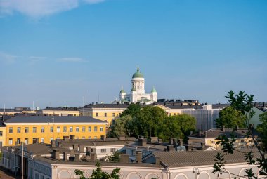 Helsinki Katedrali ve başkent Finlandiya 'nın çatıları ile şehir manzarası. Aziz Niklas Kilisesi Kubbesi.