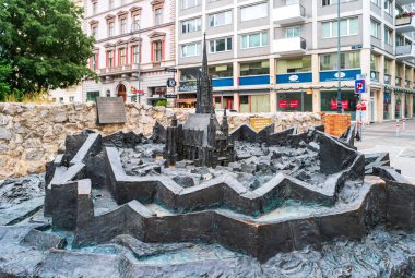Viyana, Avusturya - 20 Temmuz 2019: St. Stephen 's Katedrali' nin merkezinde eski kasabanın korunmuş duvarının arkasında yer aldığı ortaçağ şehrinin bronz minyatürü.