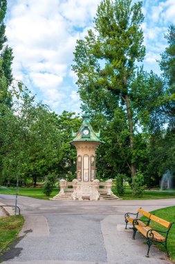 Viyana, Avusturya - 20 Temmuz 2019: Viyana Şehir Parkı 'ndaki eski Hava Evi (Wiener Stadtpark).