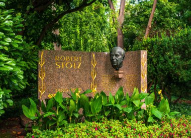 Viyana, Avusturya - 20 Temmuz 2019: Viyana halk parkında besteci Robert Stolz 'un heykeli.