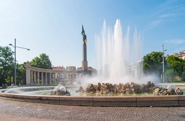 Viena Austria Julio 2019 Monumento Guerra Soviética Con Una Fuente — Foto de Stock