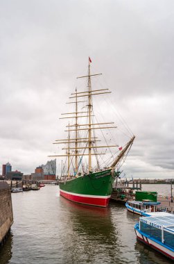 Hamburg, Almanya - 27 Haziran 2019: Rickmer Rickmers Müzesi gemisi ve Elbphilharmonie Hamburg ile şehir manzarası ve liman.