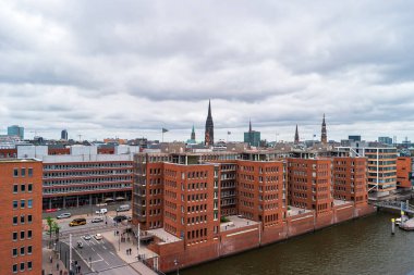 Hamburg, Almanya - 27 Haziran 2019: Hafencity bölgesindeki modern binalarla yukarıdan şehir manzarası.