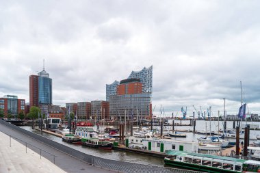 Hamburg, Almanya - 27 Haziran 2019: Elbe Limanı 'ndaki tekne ve gemiler ve arka planda Elbphilharmonie Hamburg.