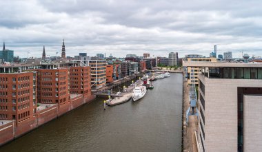 Hamburg, Almanya - 27 Haziran 2019 Hafencity Mahallesi 'nde Limanı. Bulutlu havada şehir manzarası.