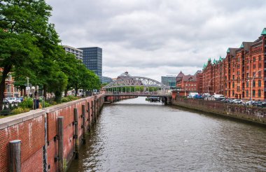 Hamburg, Almanya - 27 Haziran 2019: Su kanalı üzerinde tuğla evler ve Kornhaus köprüsü (Kornhausbrucke) bulunan eski sanayi bölgesi.