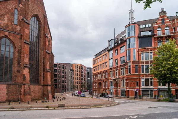 Hamburgo Alemanha Junho 2019 Cityscape Com Novos Edifícios Perto Igreja — Fotografia de Stock