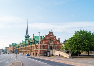 Kopenhag, Danimarka - 26 Haziran 2019 Danimarka başkentinde popüler eğlence Borsen. Eski borsa binası artık Danimarka Ticaret Odası 'nın merkezi..