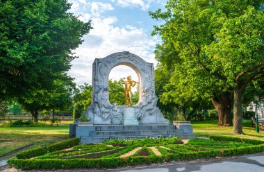 Avusturya 'daki Viyana halk parkındaki Johann-Strauss anıtı. Beyaz kemerli heykel ve bestecinin altın heykeli. Alfred Castelliz (1870-1940) ve heykeltıraş Edmund von Hellmer (1850-1935) tarafından tasarlanmıştır.).
