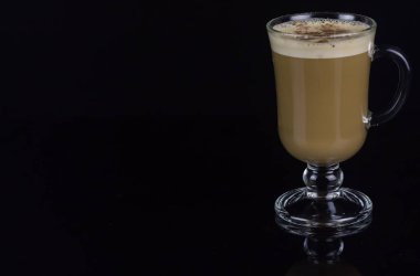 Caffe latte minimalist tarzda yapılan koyu arka planda büyük bir bardak
