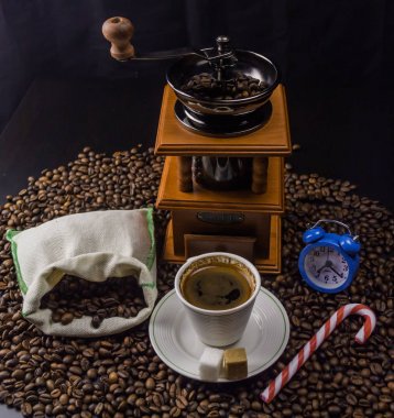 Kahve çekirdekleri ahşap bir kahve değirmeni duran küçük çantasından dışarı dökülür. Uygun toz kahve bir fincan tabağı, küp kahverengi şeker ve şeker sopa ile tamamlanmaktadır açıktır. Uyandırma vakti!