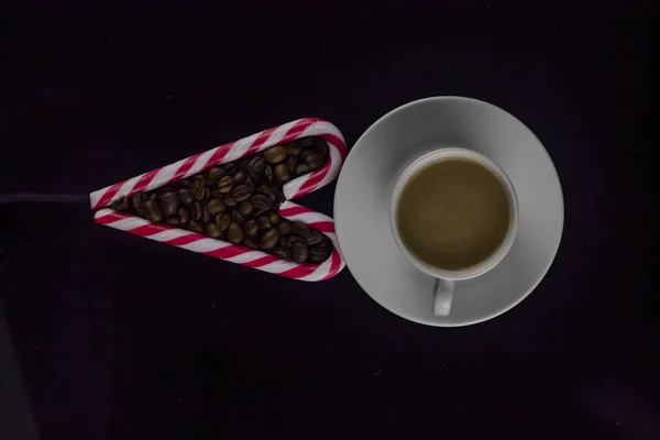 Uma Xícara Café Lait Fundo Escuro Complementado Com Coração Paus — Fotografia de Stock