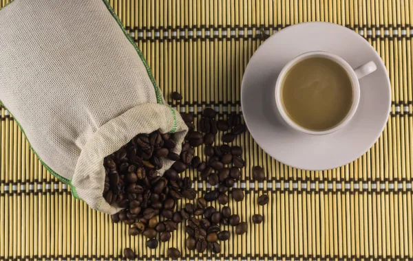 Una Taza Café Laitalong Con Granos Café Derramados Pequeña Bolsa — Foto de Stock