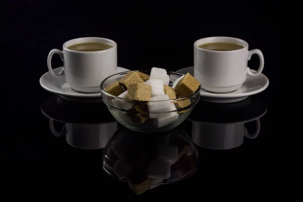 Две Чашки Кофе Молоком Кубиками Белого Коричневого Сахара — стоковое фото