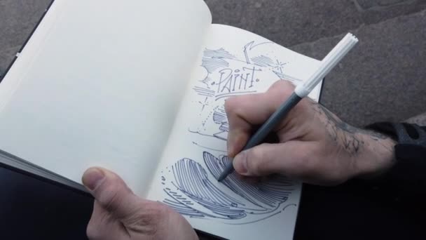 Homme Dessine Carnet Croquis — Video