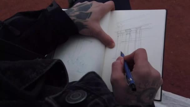 Mani Maschili Nei Tatuaggi Disegnano Album Schizzi — Video Stock