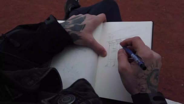 Uomo Disegna Quaderno — Video Stock
