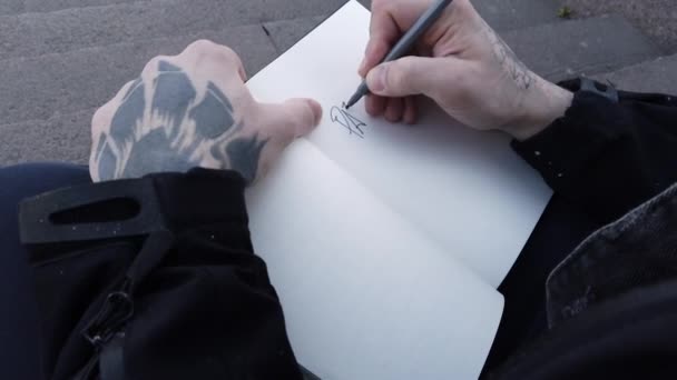 Mani Maschili Nei Tatuaggi Disegnano Album Schizzi — Video Stock