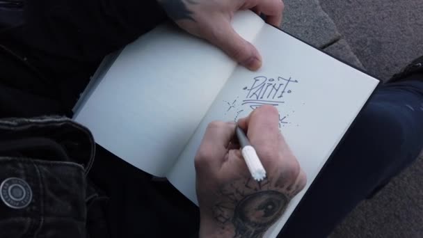 Mężczyzna Ręce Tatuażach Narysować Szkicowniku — Wideo stockowe