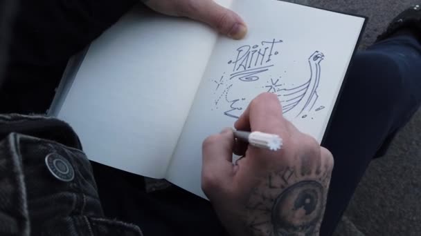 Homme Dessine Carnet Croquis — Video