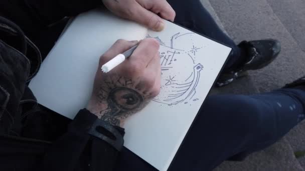 Les Mains Masculines Dans Les Tatouages Dessinent Dans Carnet Croquis — Video