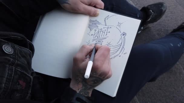 Homme Dessine Carnet Croquis — Video