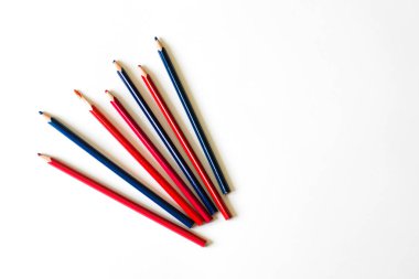 Beyaz bir arka plan üzerinde renkli kalemler yalan