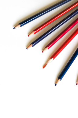 Beyaz renkli kalemler dağınık