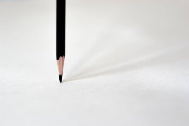 gölge beyaz kağıt üzerinde siyah kalemle