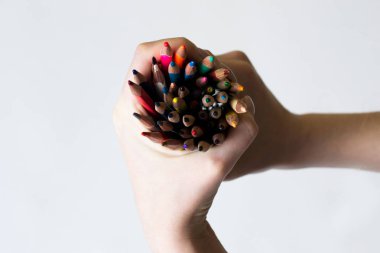 renkli kalemler elinde sıkıştırılır