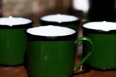 Birçok yeşil bardağı masanın yanında ayakta