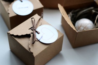 Beyaz arkaplanda karton kutu