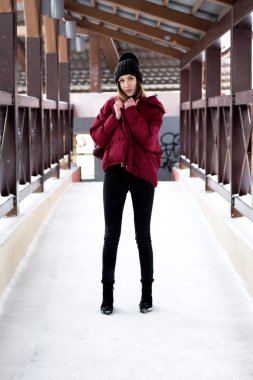 Yalnız sokakta yürüyen kız