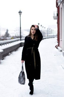 kız saçını eliyle düzeltir.