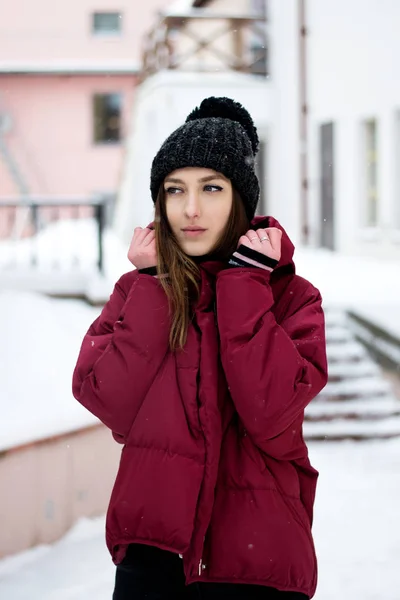 Dívka v teplé bundě v zimě — Stock fotografie