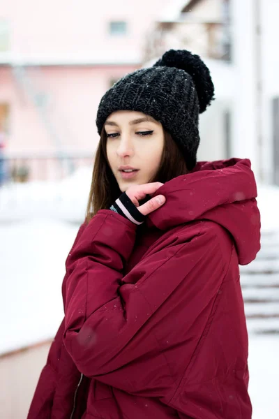 A menina caminha pela rua com um casaco — Fotografia de Stock