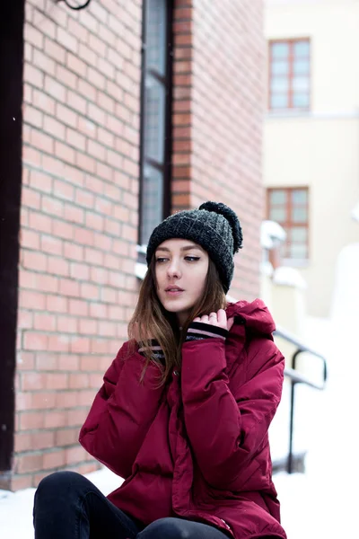 Chica caminando por la calle solo —  Fotos de Stock