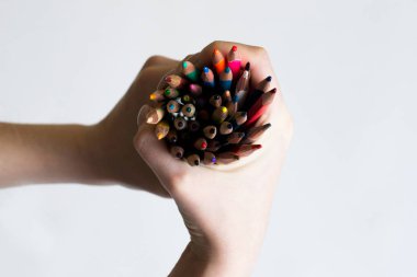 renkli kalemler el sıktı